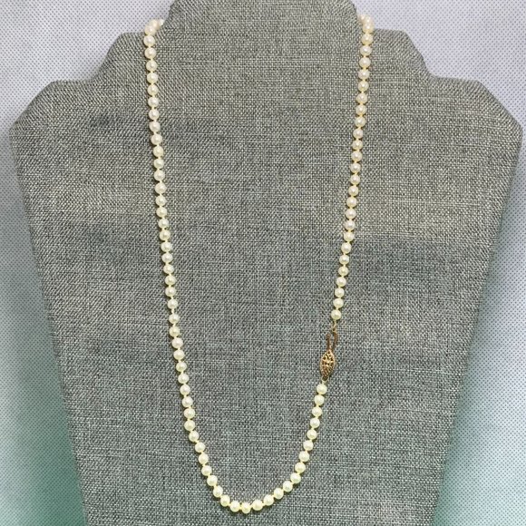 21" Ivory Faux 4cm Pearl Necklace. Individually Knotted. Silk Strand. (167) - Picture 2 of 4